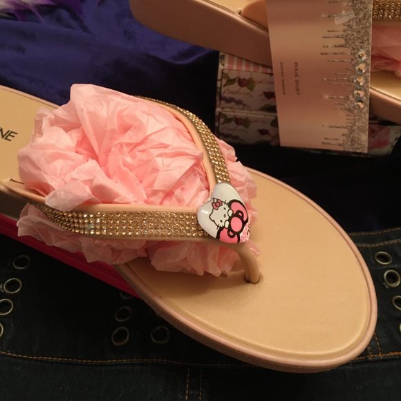 ADORABLE glass puff heart flip flops with added hello kitty details💖 - Picture 7 of 9